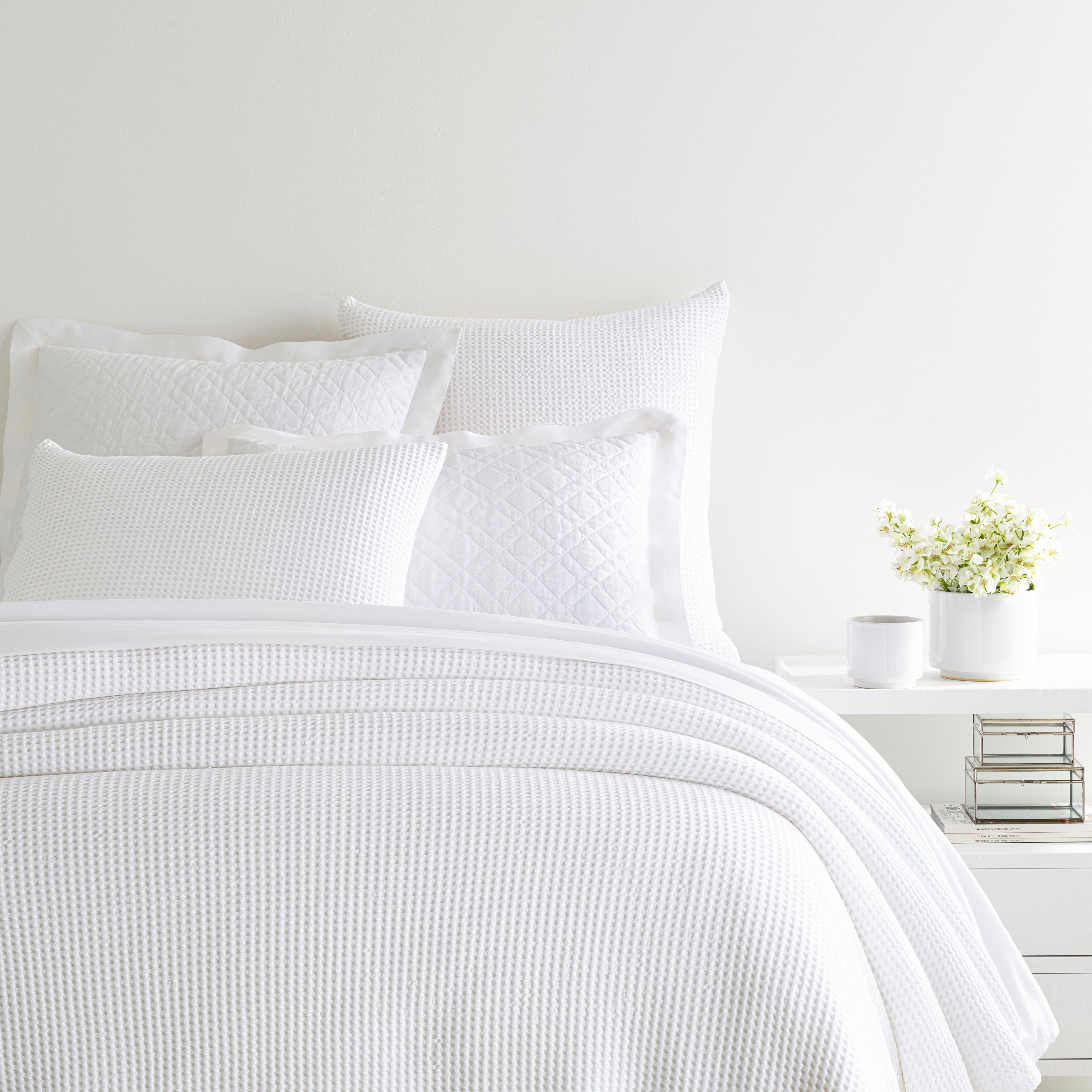 Bubble White Matelassé Coverlet – Modern Komfort